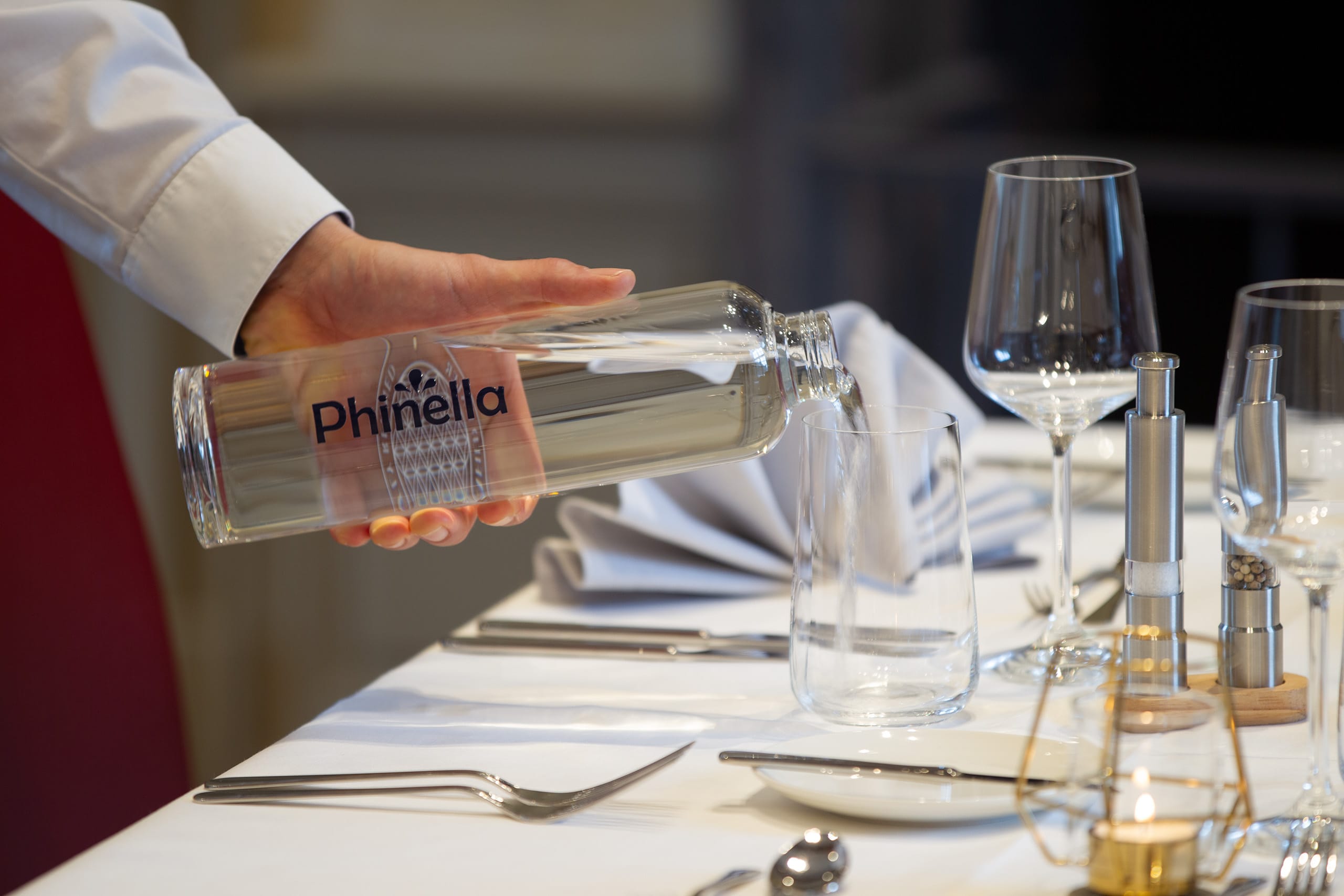 L'eau Phinella est versée dans un verre