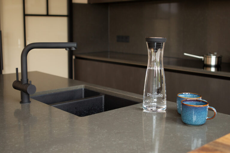 Phinella Wasserkaraffe WMF Basic 1 Liter in einer Küche mit Drei-Wege-Wasserhahn schwarz